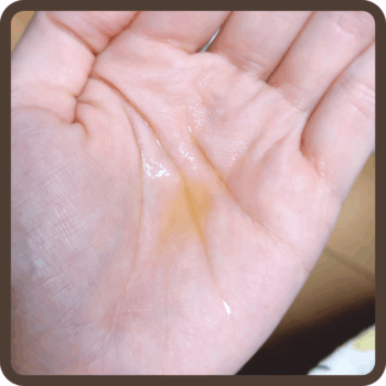 VELY VELYのヨモギバランス。薄い茶色の化粧水。